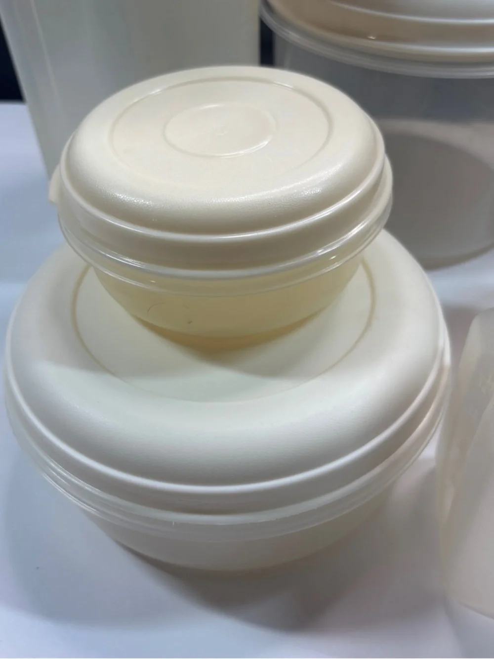 24 piece Vtg Rubbermaid storage containers almond lids